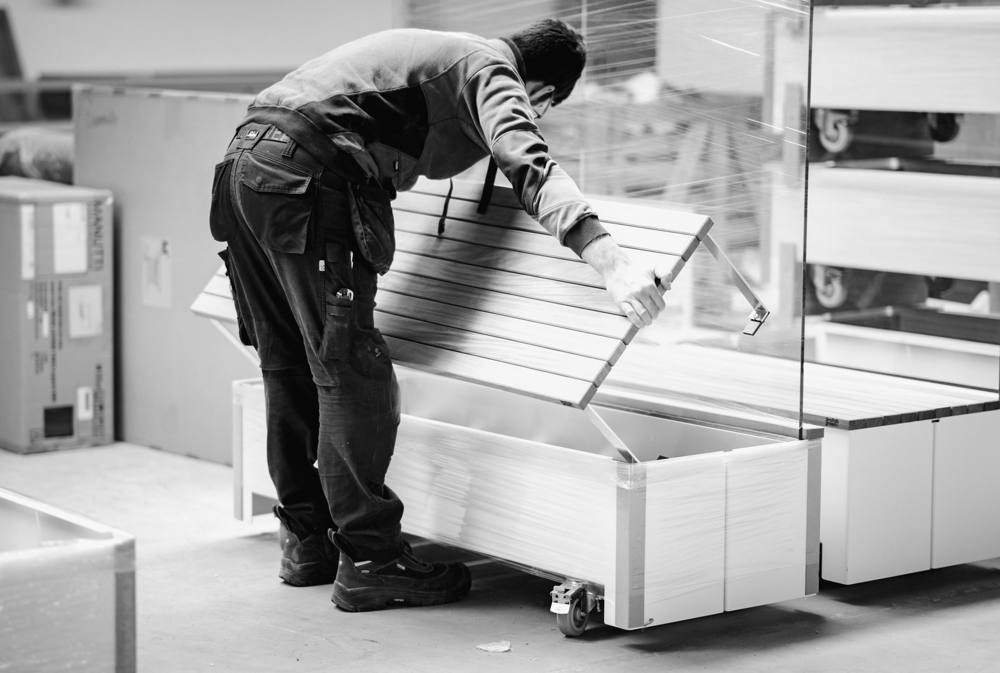 Plaatsen van de afrormosia zitbank