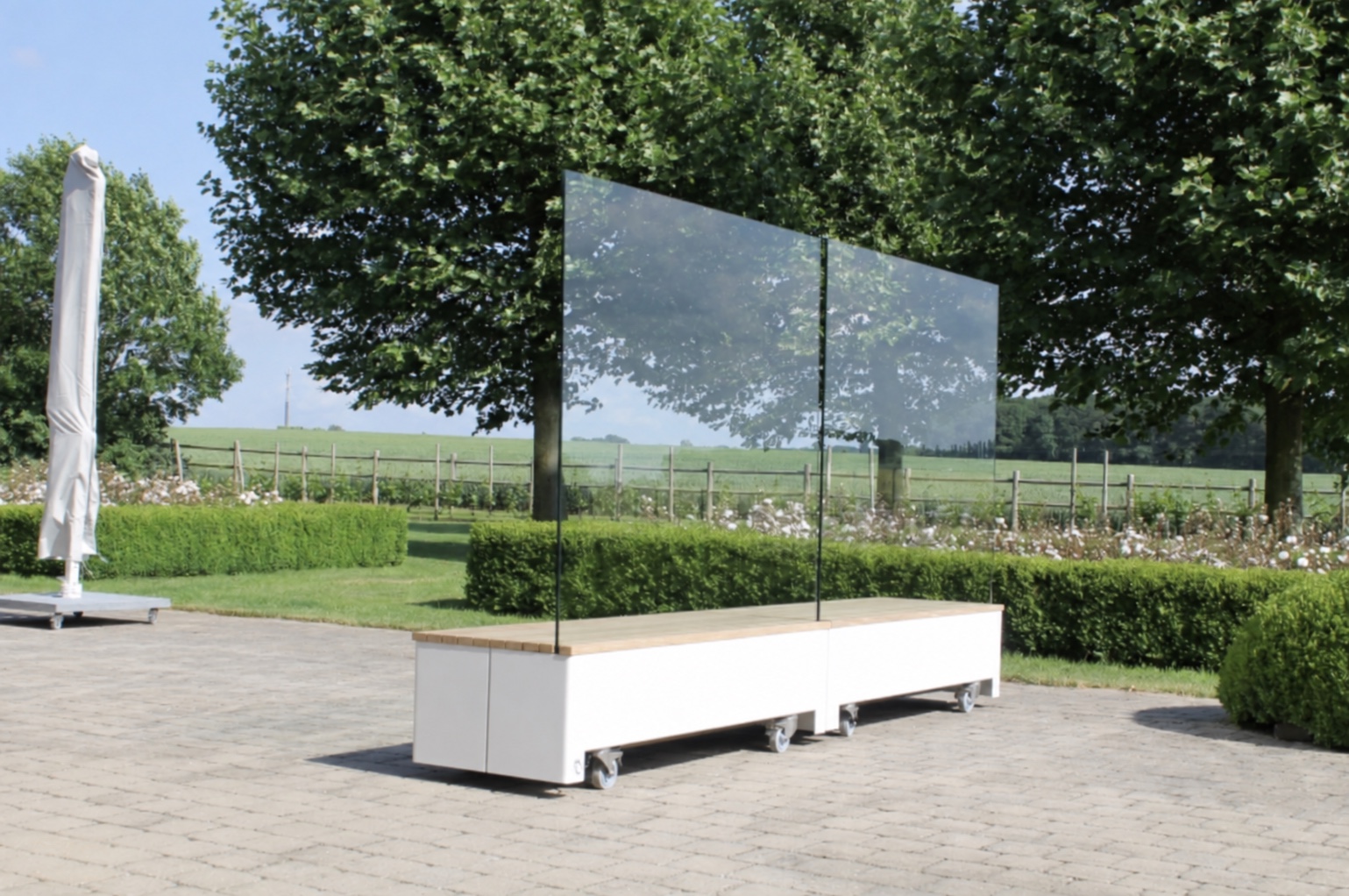 Dubbele Windblokker in een groene tuin