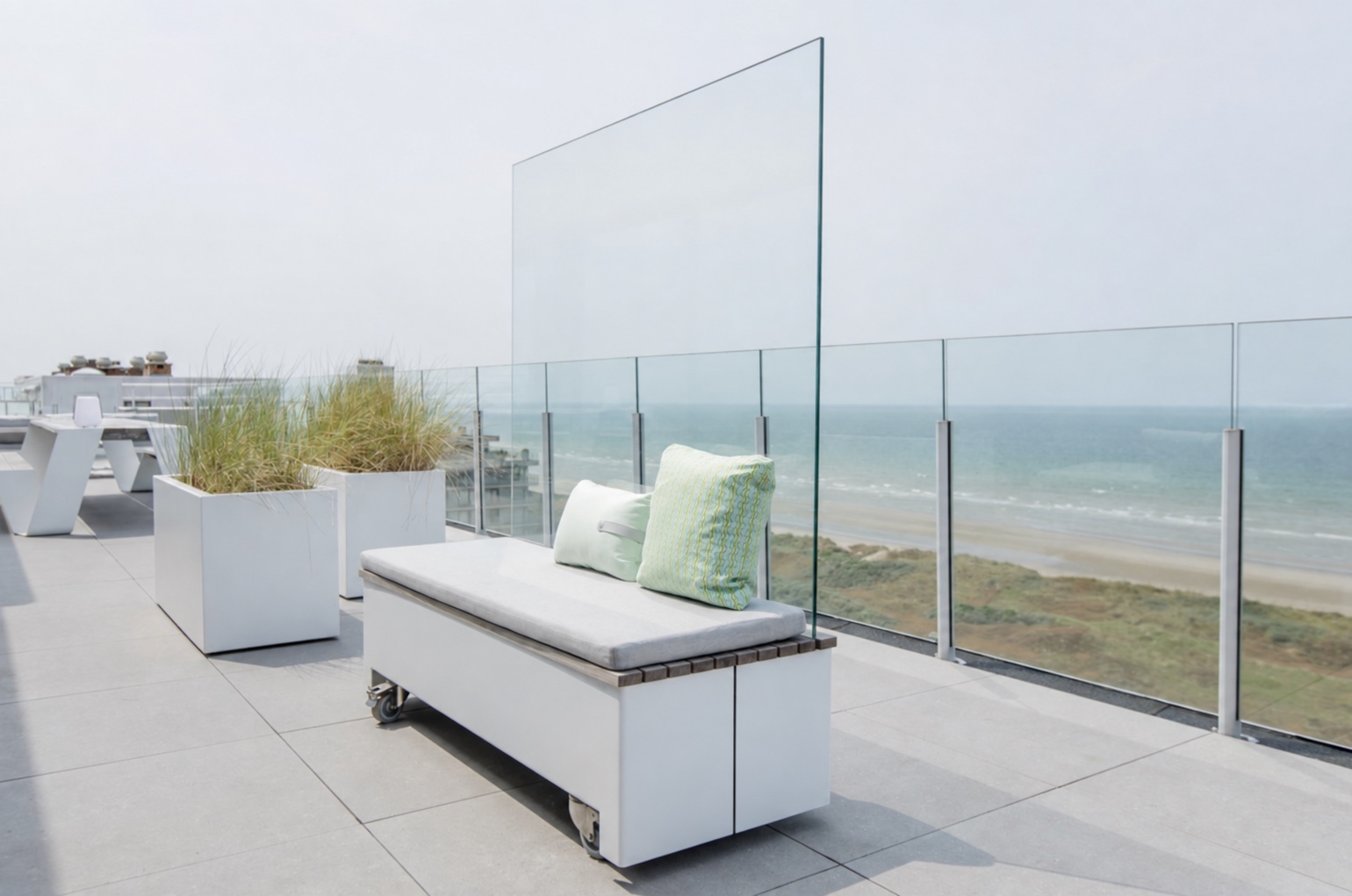 Windblokker op een ruim terras met uitzicht op zee